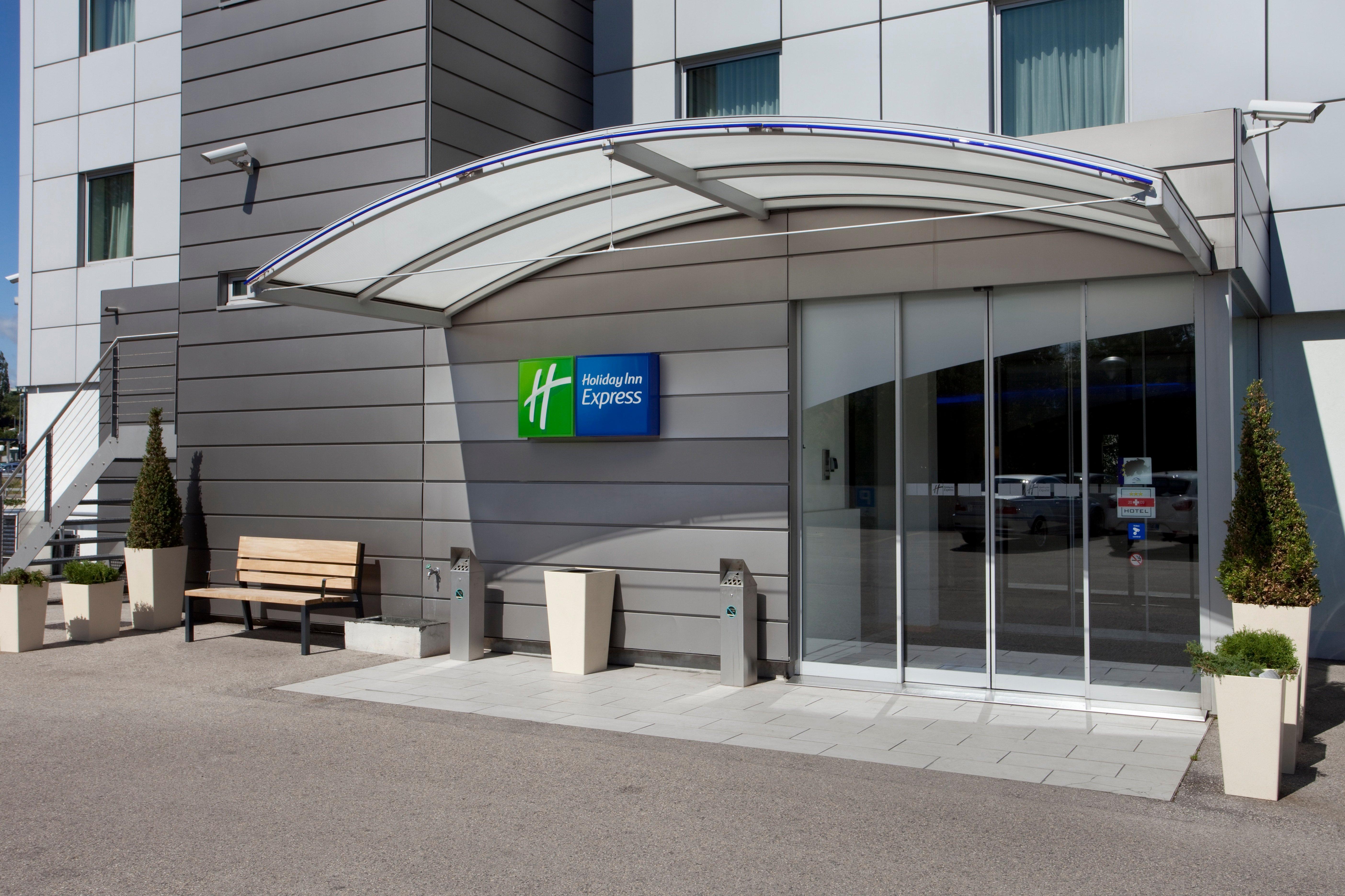 Holiday Inn Express Geneva Airport By Ihg Meyrin Exterior photo