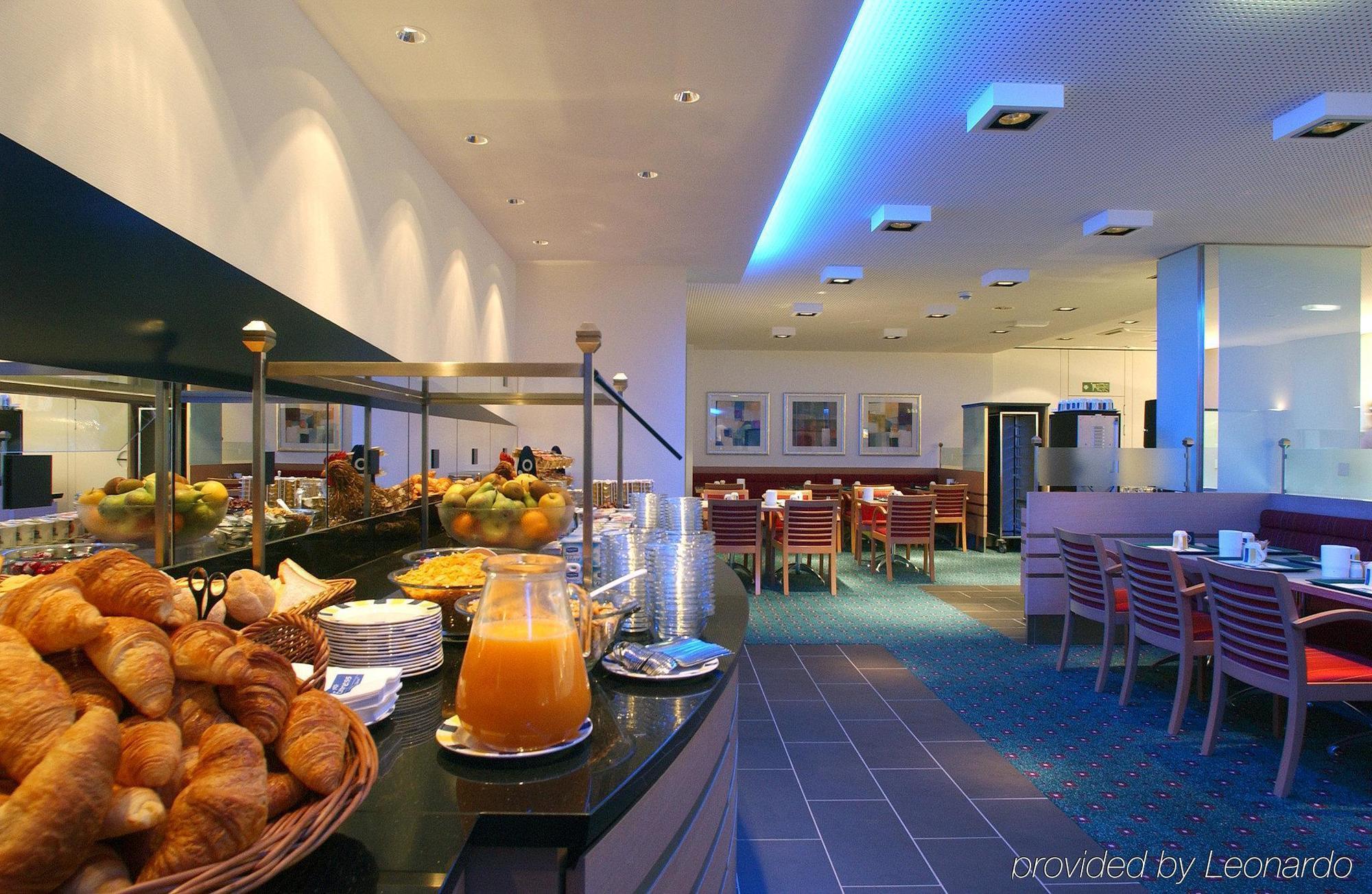 Holiday Inn Express Geneva Airport By Ihg Meyrin Restaurant photo