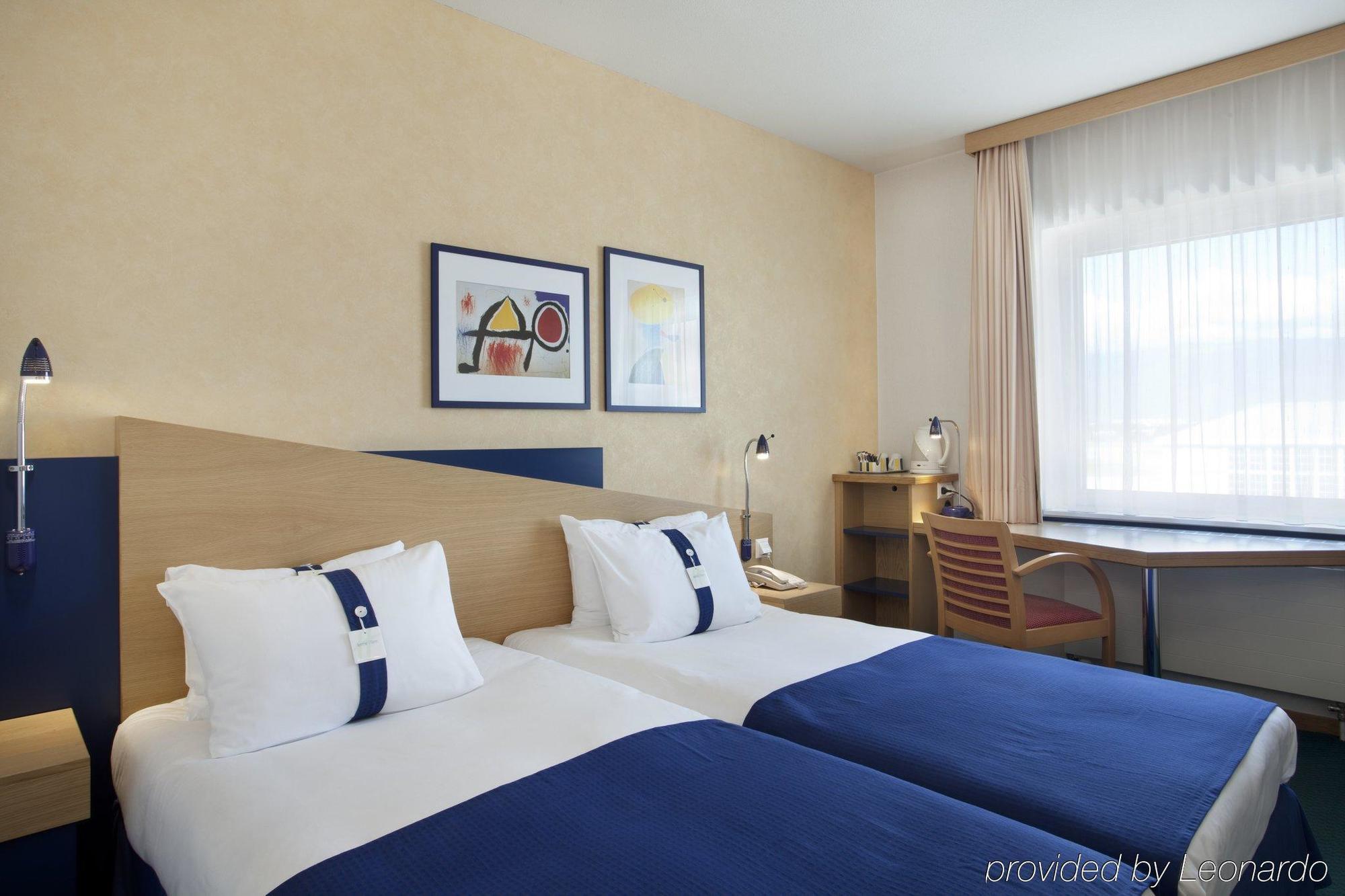 Holiday Inn Express Geneva Airport By Ihg Meyrin Exterior photo