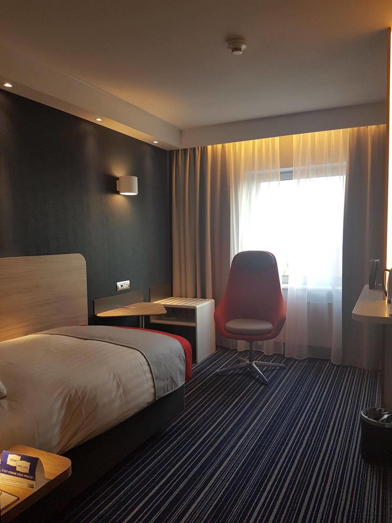 Holiday Inn Express Geneva Airport By Ihg Meyrin Exterior photo