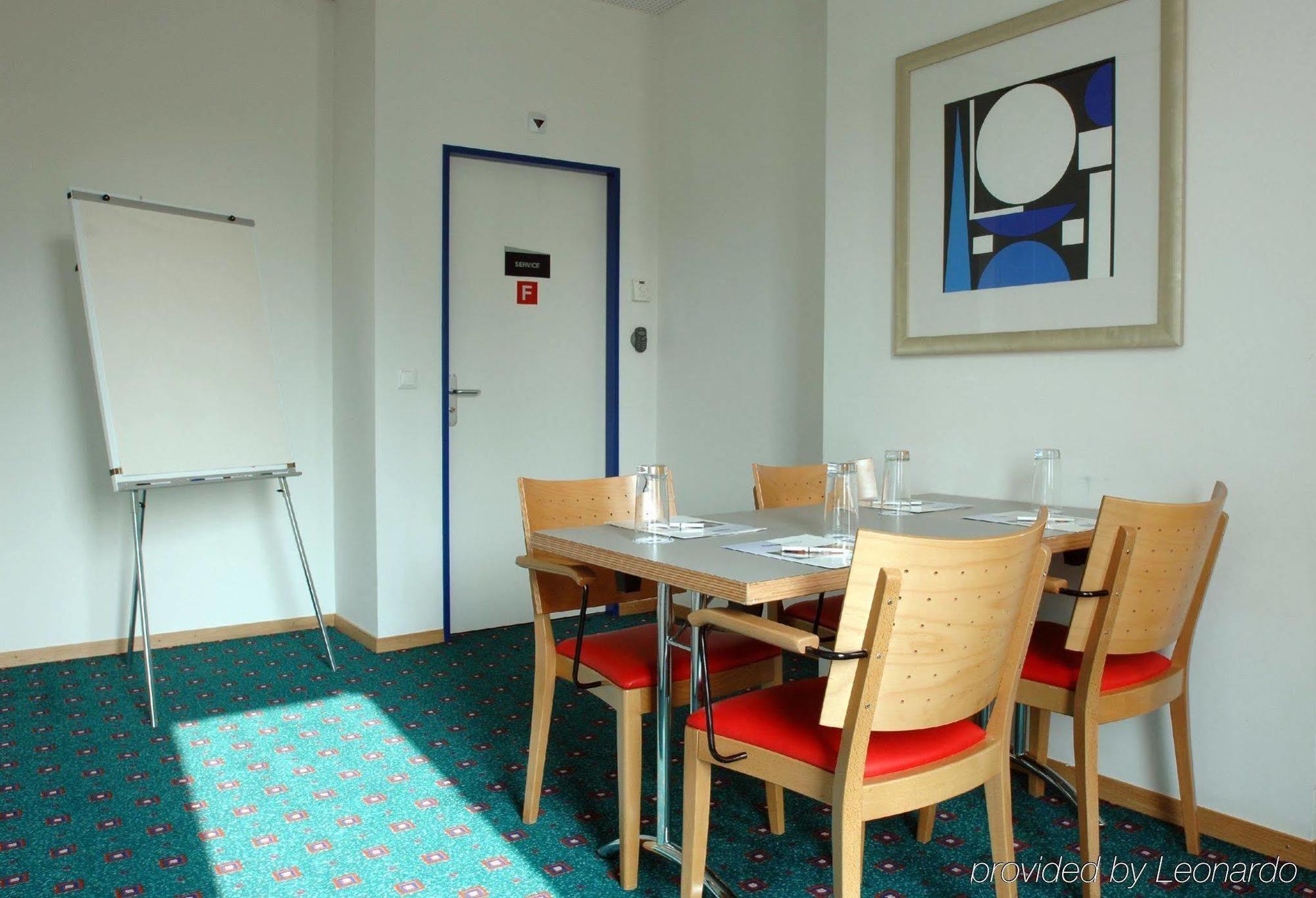 Holiday Inn Express Geneva Airport By Ihg Meyrin Restaurant photo