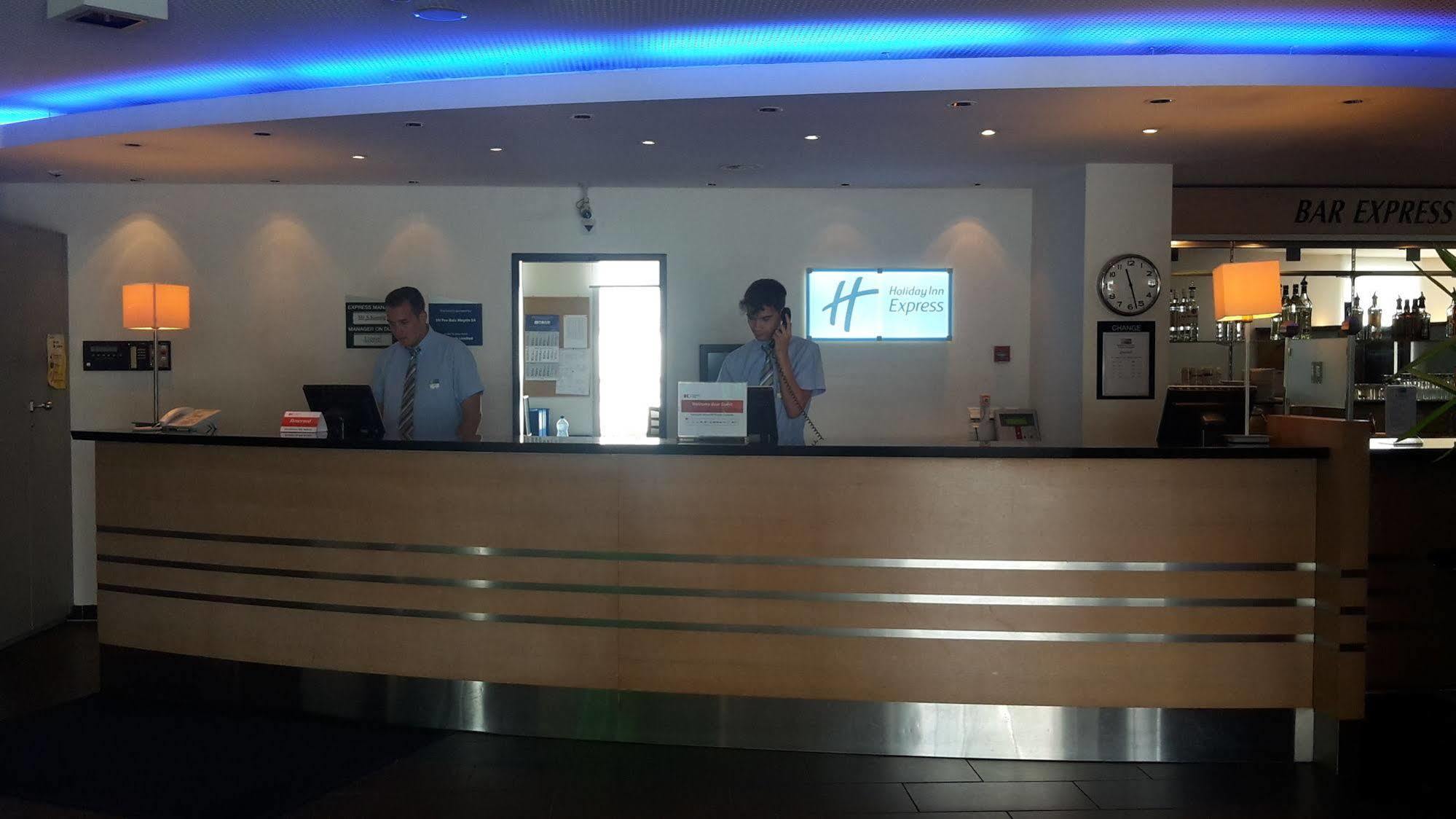 Holiday Inn Express Geneva Airport By Ihg Meyrin Exterior photo