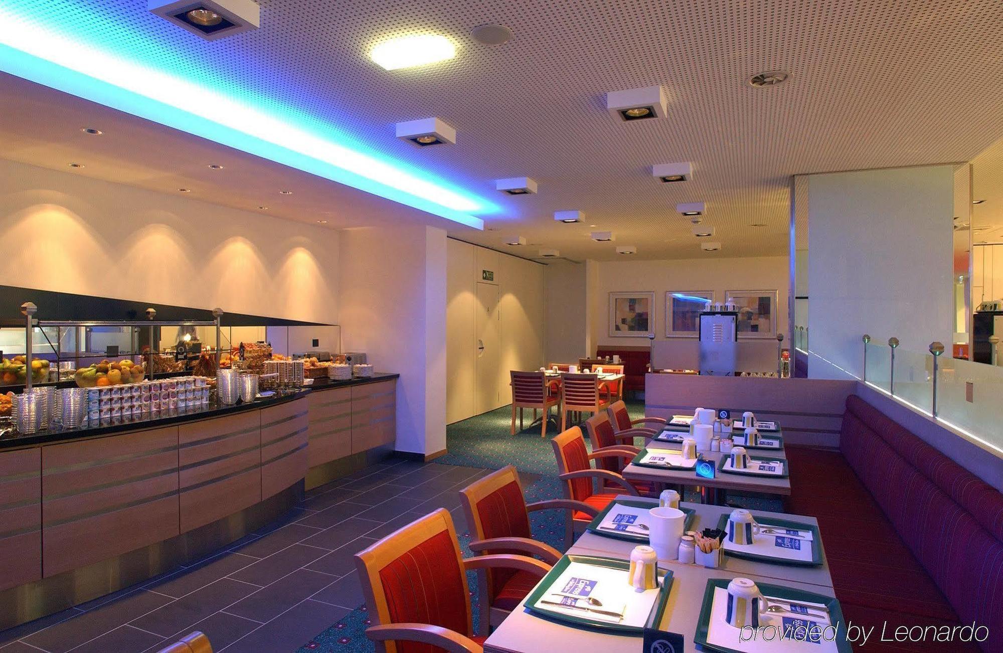 Holiday Inn Express Geneva Airport By Ihg Meyrin Restaurant photo