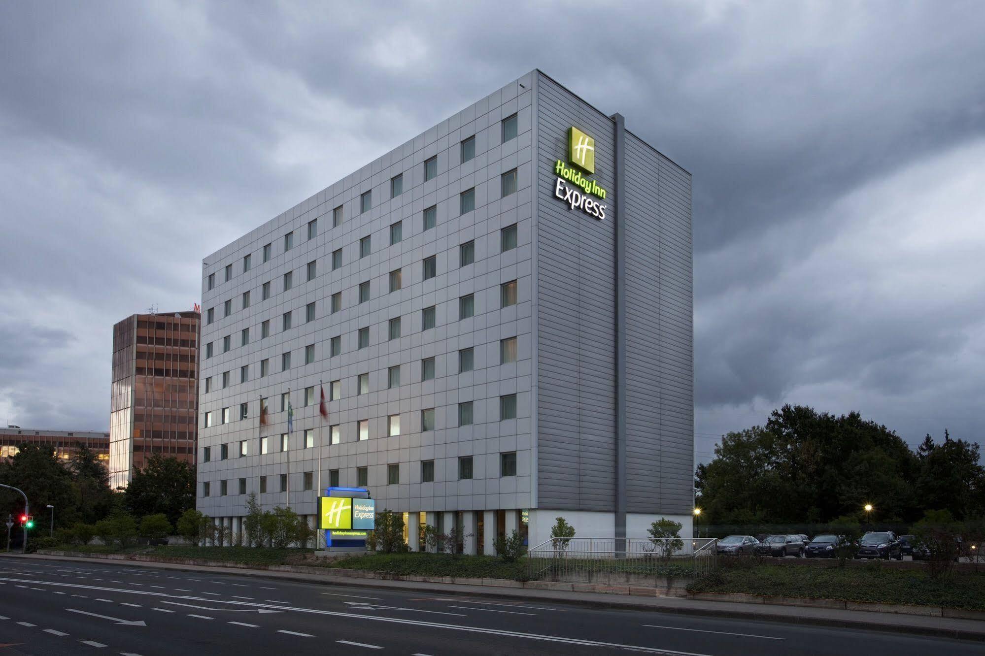 Holiday Inn Express Geneva Airport By Ihg Meyrin Exterior photo