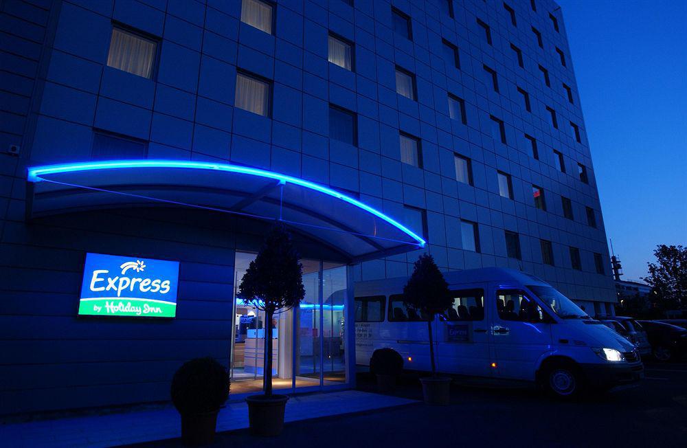 Holiday Inn Express Geneva Airport By Ihg Meyrin Exterior photo